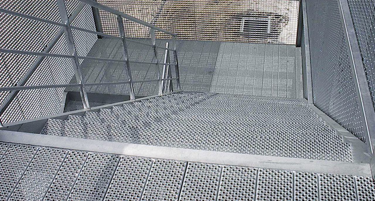 Access walkways and maintenance platforms