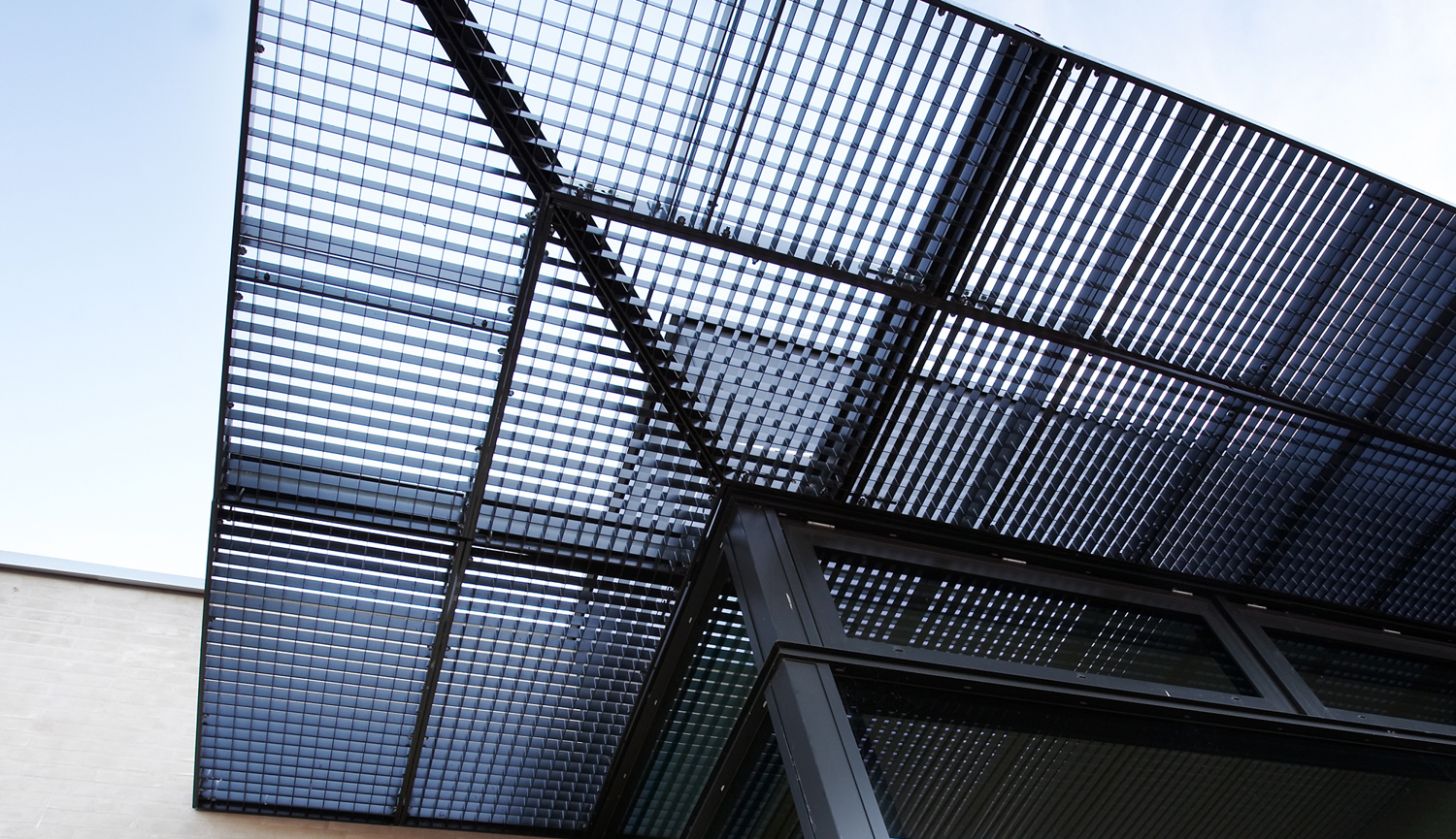 Gitterriste på specialmål, anvendt som udhæng og loftsbeklædning