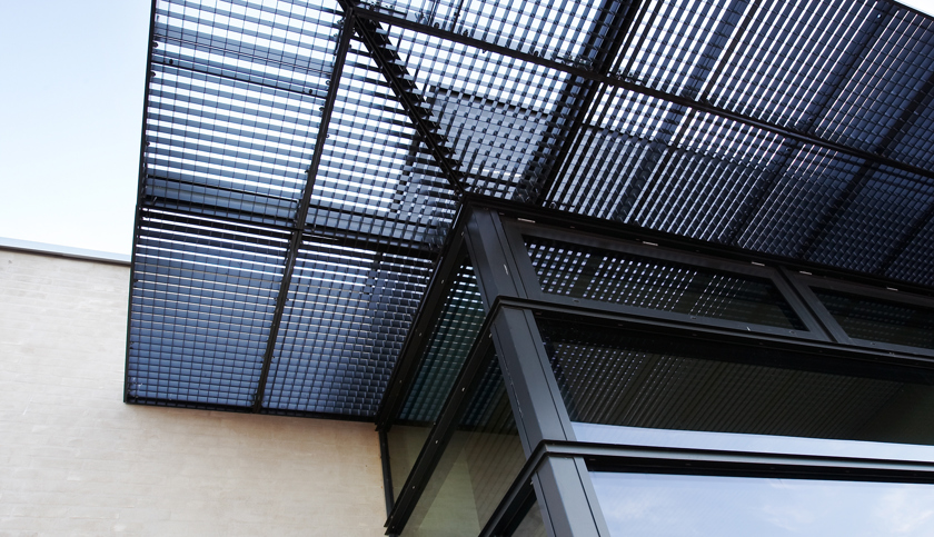 Gitterriste på specialmål, anvendt som udhæng og loftsbeklædning