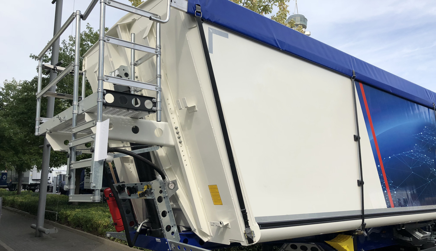 Aluminium work platform for trailers