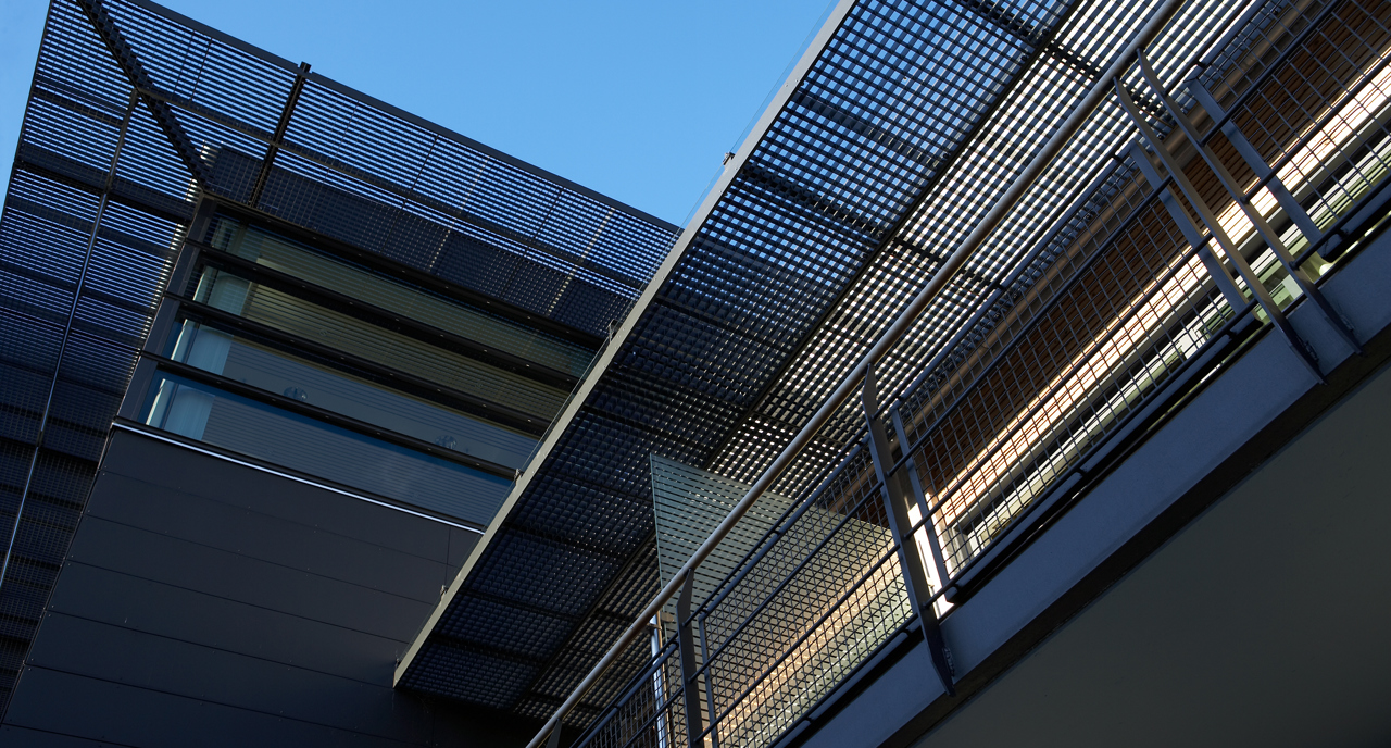 Press-locked mesh gratings for brise soleil