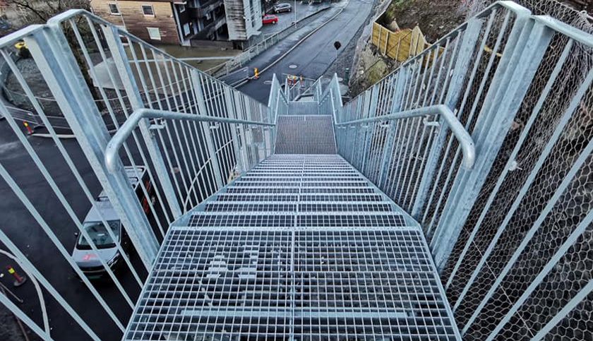 Treppe mit Gitterroststufen