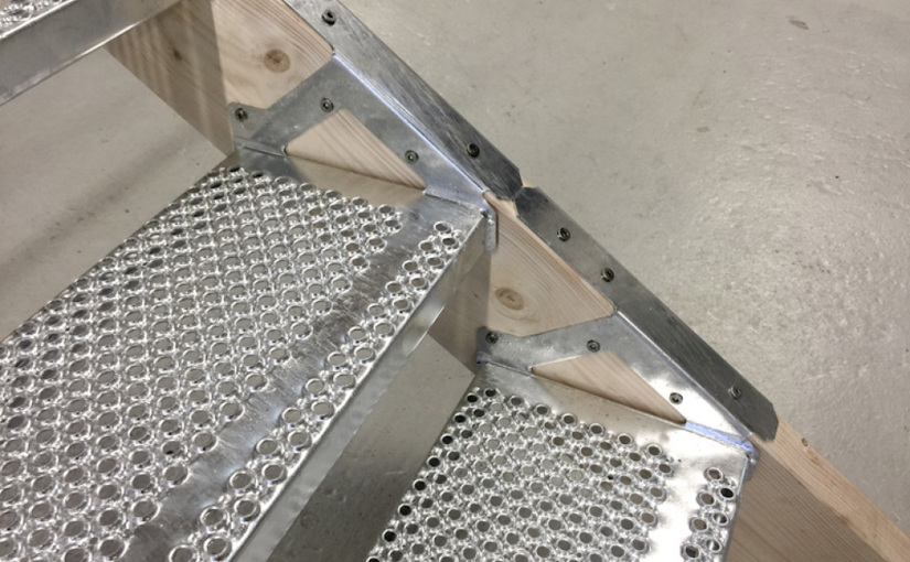 Gittertrin med synlig forkant