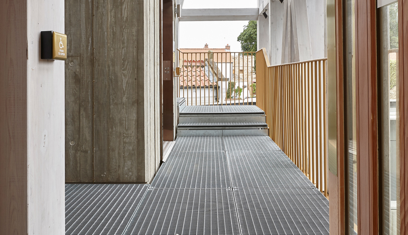 Gitterriste på mål som adgangsveje