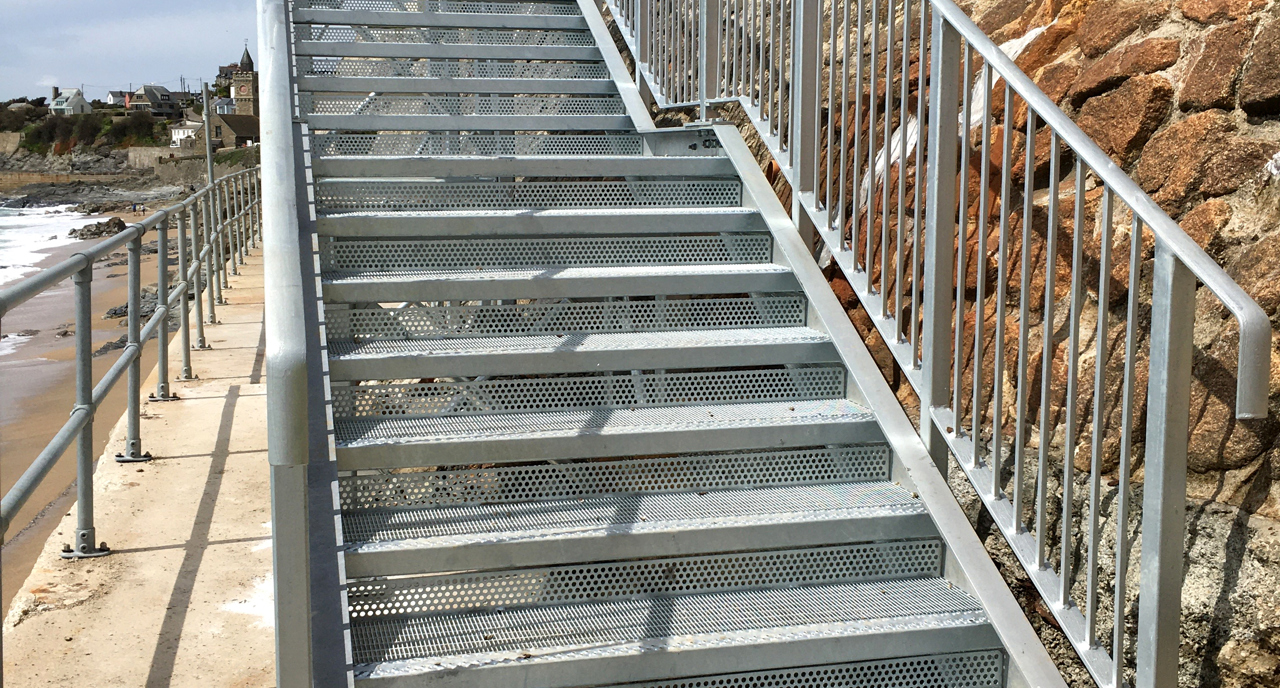 Cornwall Council Serrated Mesh Treads With O5 Nosing Staircase 04